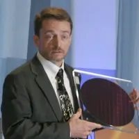 Intel “khoe” wafer Larrabee