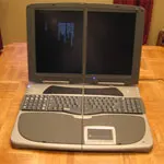 Laptop hai màn hình đang được đấu giá trên eBay