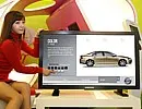 Người đẹp và màn hình LCD cảm ứng cỡ lớn