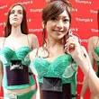 Sạc ĐTDĐ bằng… “áo ngực”
