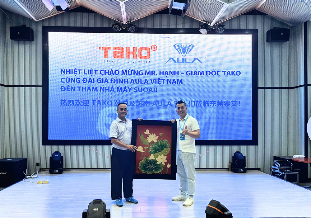 Ông Nguyễn Ngọc Hạnh trao tặng quà lưu niệm tới đại diện AULA thay lời cảm ơn từ đoàn đại lý Việt Nam
