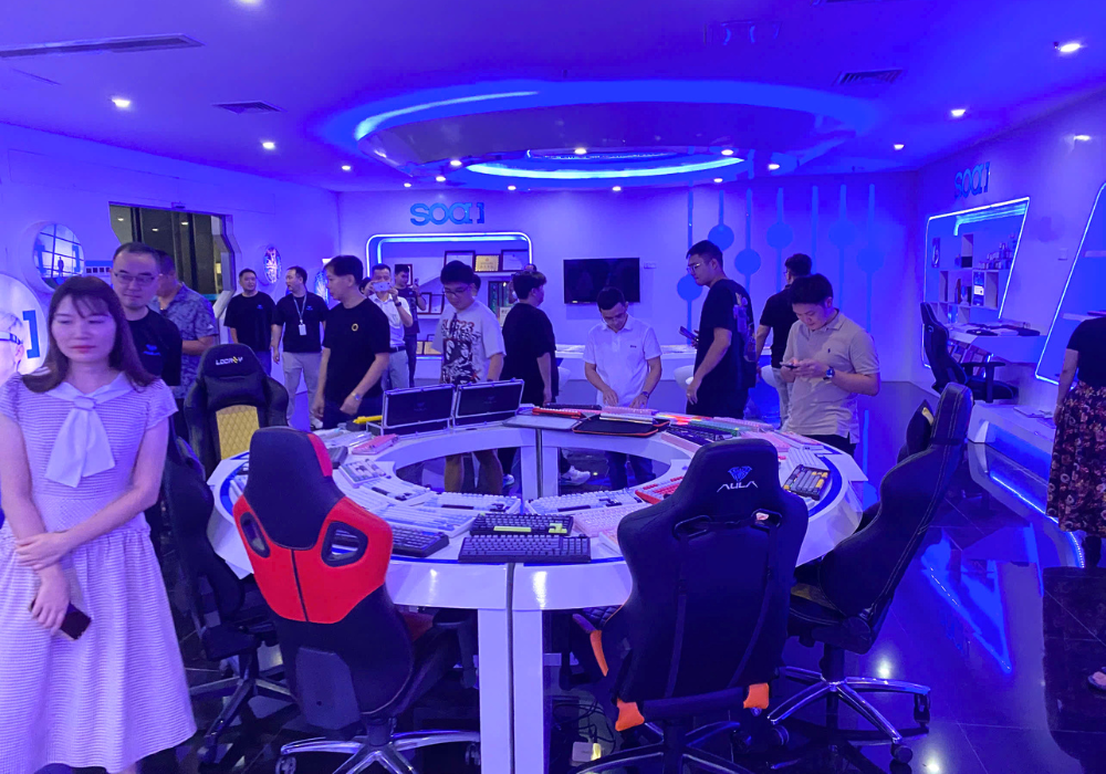 Tham quan khu vực R&D và phòng trưng bày các dòng sản phẩm AULA
